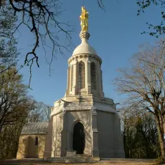 Chapelle de Notre-Dame d'Afrique à Dijon, dominée par une statue dorée. Un lieu de quiétude au cœur de la nature.