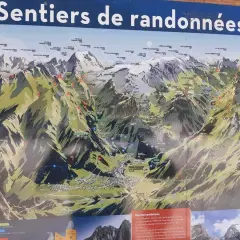 Carte des sentiers de randonnée du col de la Vanoise, montrant des sommets, des vallées et des villages.