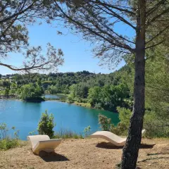 Deux chaises longues en pierre invitent à la contemplation du lac du Crès. L'itinéraire de ce lieu paisible est un appel à la nature.
