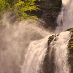 La cascade de Villaz déverse ses eaux tumultueuses sur des rochers verdoyants, créant un voile de brume rafraîchissante.