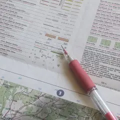 Légende carte IGN : symboles pour bois, mines, grottes, et informations sur les altitudes et les coordonnées.