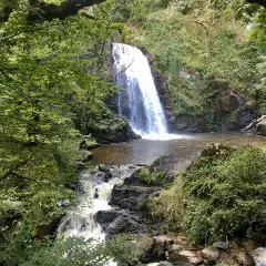 Magnifique cascade de Murel, un trésor naturel sur cet itinéraire verdoyant. L'eau dévale la roche, entourée d'une végétation luxuriante.