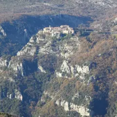 Village perché sur un éperon rocheux, dominant un paysage de falaises et de forêts. Le pic des Courmettes offre une vue spectaculaire.