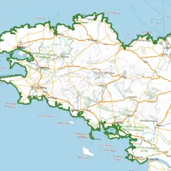 Carte de la Bretagne, montrant les côtes, les villes (Brest, Quimper, Rennes, Nantes) et les parcs naturels. La gr 34 est visible, serpentant le long du littoral.