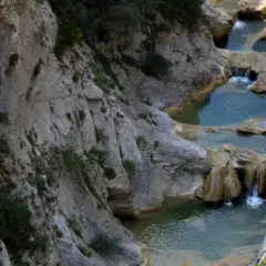 Les gorges de Galamus, un itinéraire spectaculaire avec des cascades et des bassins d'eau turquoise creusés dans la roche.