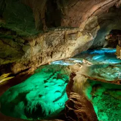 La grotte de la Cocalière révèle des bassins d'eau turquoise et émeraude. La durée de la visite permet d'admirer ces merveilles souterraines.