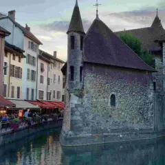 Que faire à Annecy quand il pleut ? Se réfugier dans un café au bord du canal, admirer l'architecture médiévale et les toits de la vieille ville.