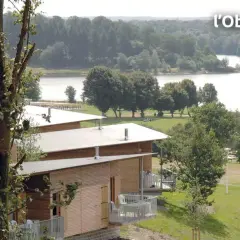 Le Val Joly, un itinéraire de détente au bord du lac, avec des hébergements en bois et une vue sur la nature.