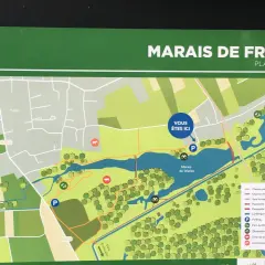 Plan du site du marais de Fretin, indiquant les sentiers, parkings et points d'intérêt. Vous êtes ici.
