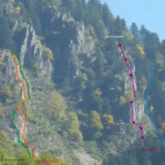 Voies d'escalade colorées sur une falaise rocheuse, dont "Le pilier du Gier", menant vers la Jasserie.