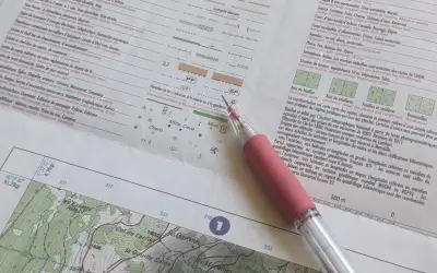 Légende carte IGN : symboles pour bois, mines, grottes, et informations sur les altitudes et les coordonnées.