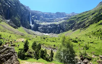 Le cirque de Gavarnie, un amphithéâtre naturel de montagnes majestueuses, est traversé par de nombreuses cascades tombant en rideaux d'eau sur les parois rocheuses.