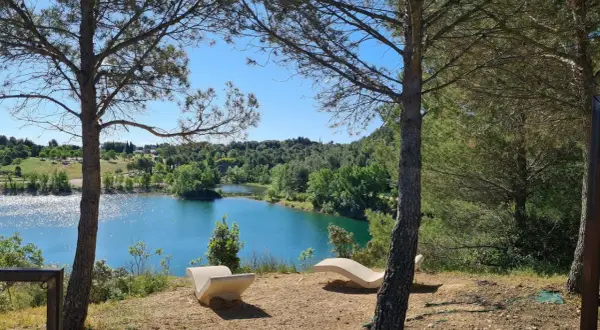 Deux chaises longues en pierre invitent à la contemplation du lac du Crès. L'itinéraire de ce lieu paisible est un appel à la nature.