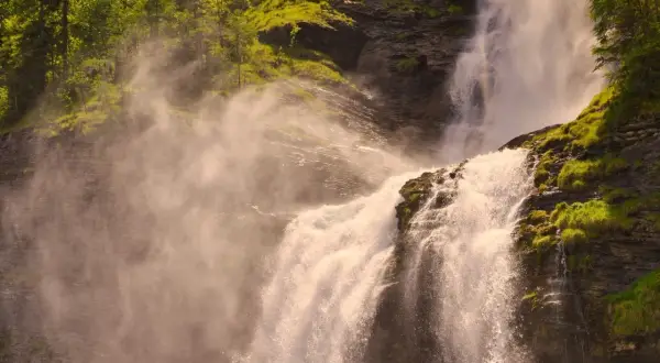 La cascade de Villaz déverse ses eaux tumultueuses sur des rochers verdoyants, créant un voile de brume rafraîchissante.