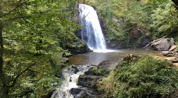 Magnifique cascade de Murel, un trésor naturel sur cet itinéraire verdoyant. L'eau dévale la roche, entourée d'une végétation luxuriante.