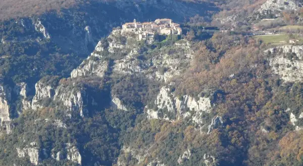 Village perché sur un éperon rocheux, dominant un paysage de falaises et de forêts. Le pic des Courmettes offre une vue spectaculaire.