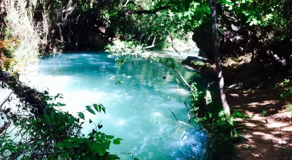 Magnifique cascade près de Gréoux-les-Bains, aux eaux turquoise, nichée dans une végétation luxuriante.