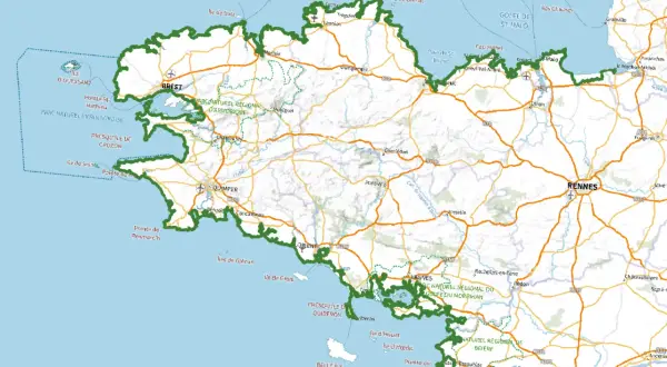 Carte de la Bretagne, montrant les côtes, les villes (Brest, Quimper, Rennes, Nantes) et les parcs naturels. La gr 34 est visible, serpentant le long du littoral.