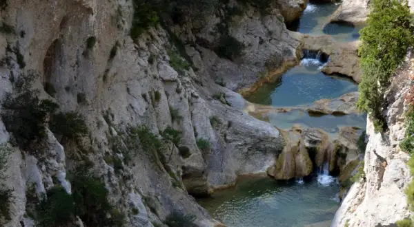Les gorges de Galamus, un itinéraire spectaculaire avec des cascades et des bassins d'eau turquoise creusés dans la roche.