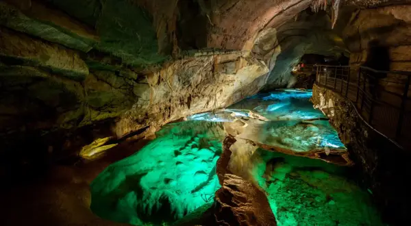 La grotte de la Cocalière révèle des bassins d'eau turquoise et émeraude. La durée de la visite permet d'admirer ces merveilles souterraines.