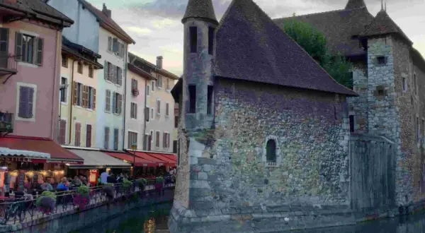 Que faire à Annecy quand il pleut ? Se réfugier dans un café au bord du canal, admirer l'architecture médiévale et les toits de la vieille ville.