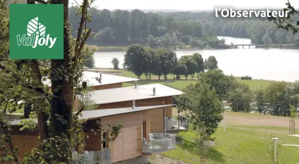 Le Val Joly, un itinéraire de détente au bord du lac, avec des hébergements en bois et une vue sur la nature.