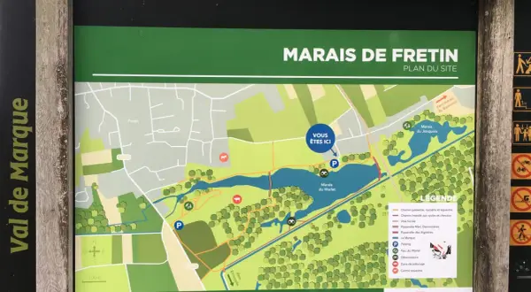 Plan du site du marais de Fretin, indiquant les sentiers, parkings et points d'intérêt. Vous êtes ici.