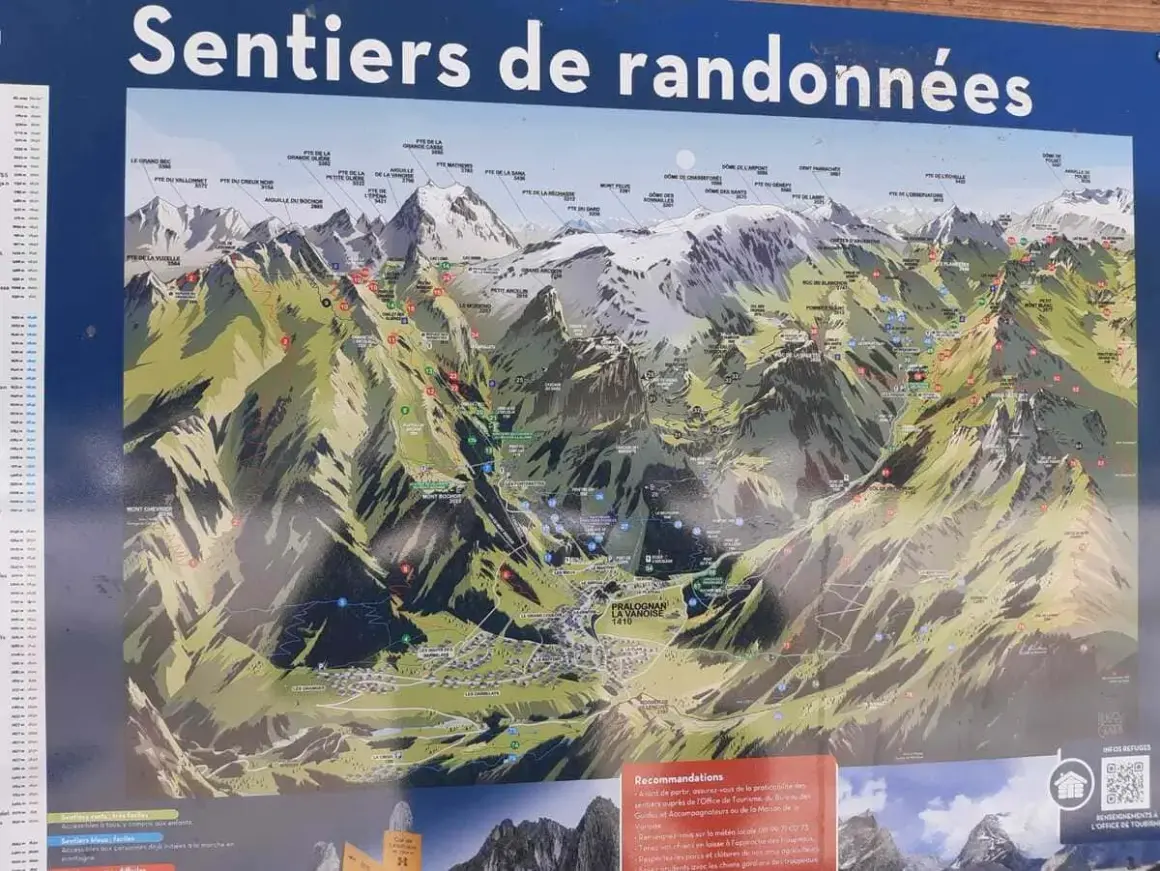 Carte des sentiers de randonnée du col de la Vanoise, montrant des sommets, des vallées et des villages.