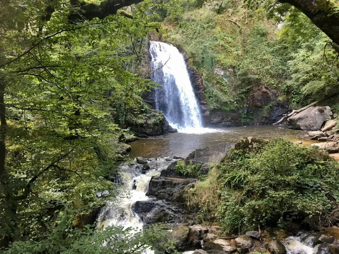 Magnifique cascade de Murel, un trésor naturel sur cet itinéraire verdoyant. L'eau dévale la roche, entourée d'une végétation luxuriante.