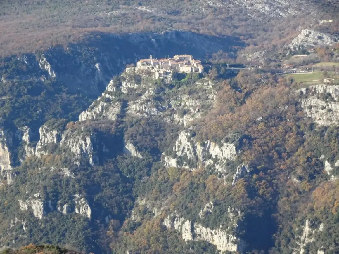 Village perché sur un éperon rocheux, dominant un paysage de falaises et de forêts. Le pic des Courmettes offre une vue spectaculaire.