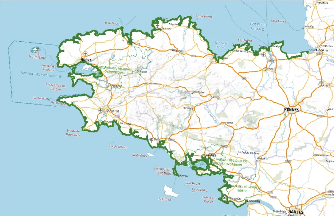 Carte de la Bretagne, montrant les côtes, les villes (Brest, Quimper, Rennes, Nantes) et les parcs naturels. La gr 34 est visible, serpentant le long du littoral.