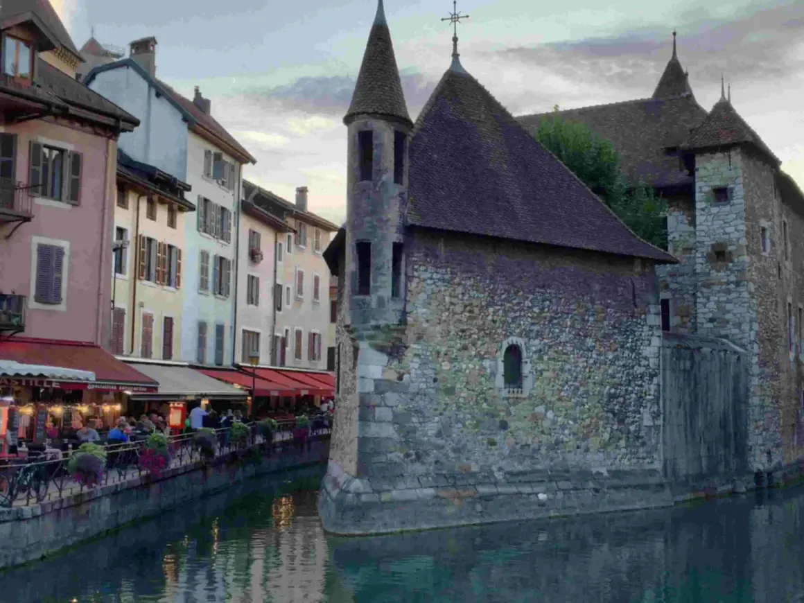 Que faire à Annecy quand il pleut ? Se réfugier dans un café au bord du canal, admirer l'architecture médiévale et les toits de la vieille ville.