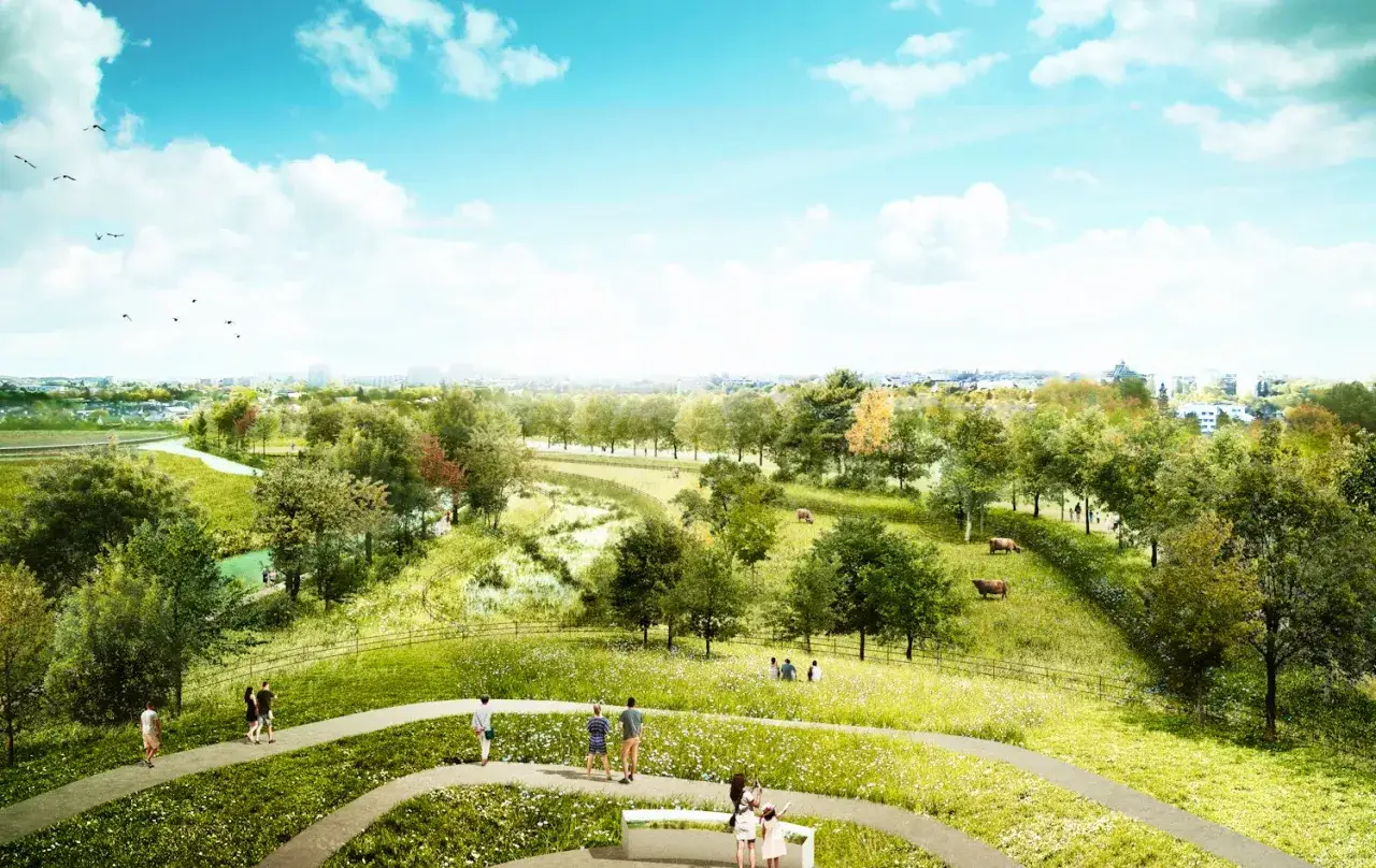 Vue panoramique des prairies Saint-Martin &agrave; Rennes, avec des chemins sinueux, des arbres verdoyants, des vaches paisibles et des visiteurs profitant du paysage.