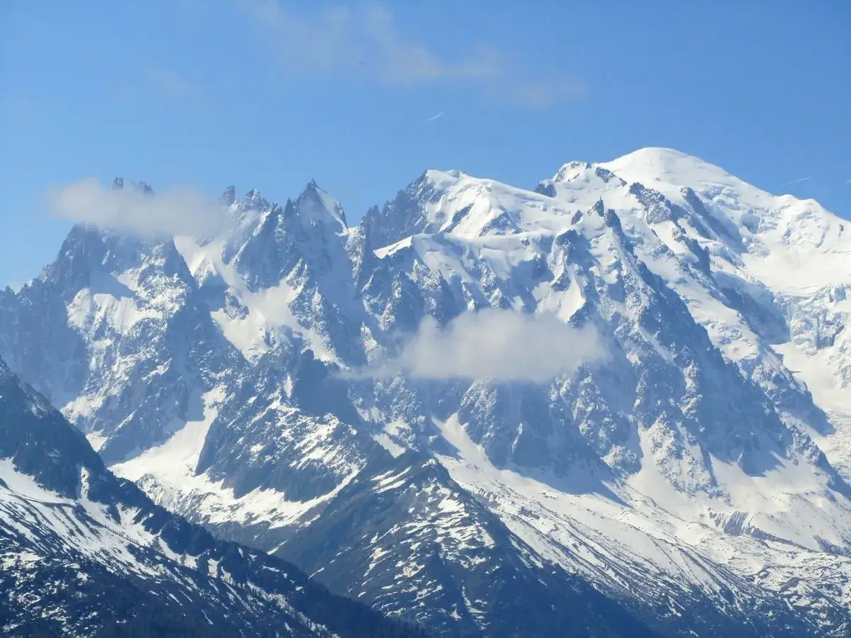 Majestueux sommets enneig&eacute;s, dont l'aiguillette des Posettes, sous un ciel bleu clair.