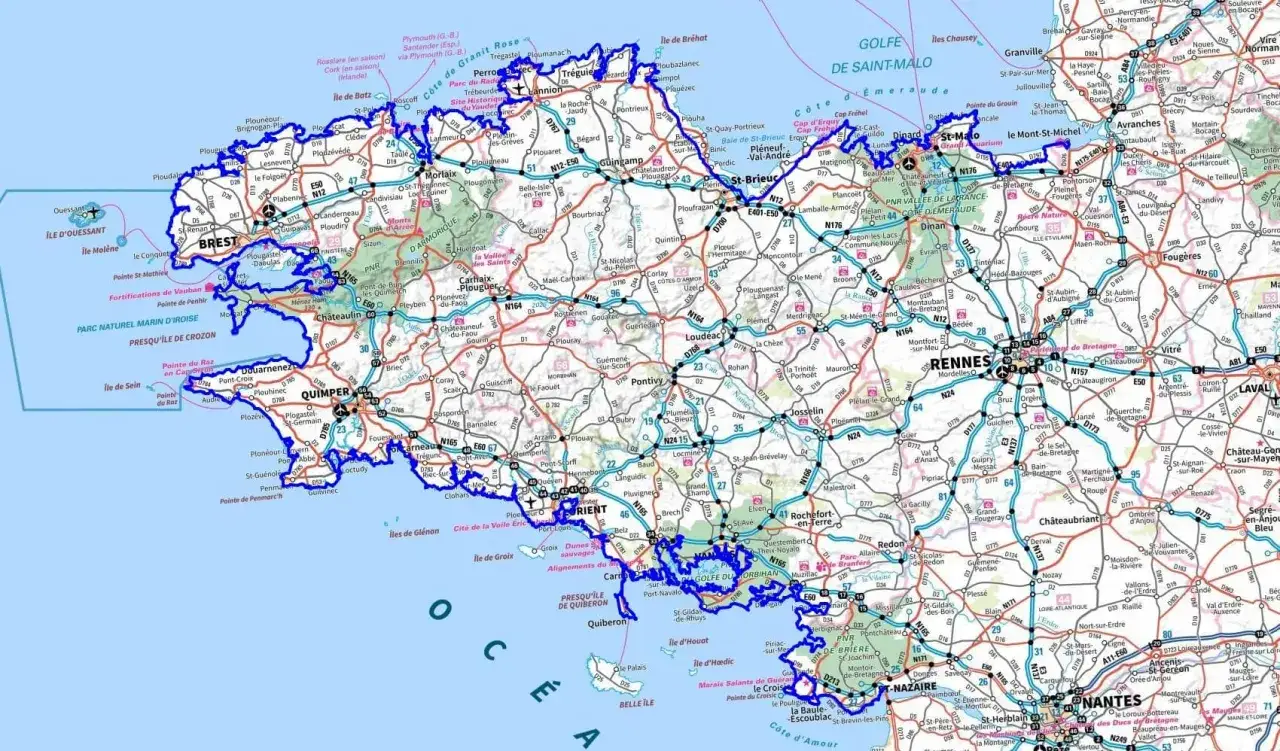 Carte routi&egrave;re de la Bretagne, France, avec les villes de Brest, Quimper, Rennes, Nantes et les routes principales. La gr 34 est visible.