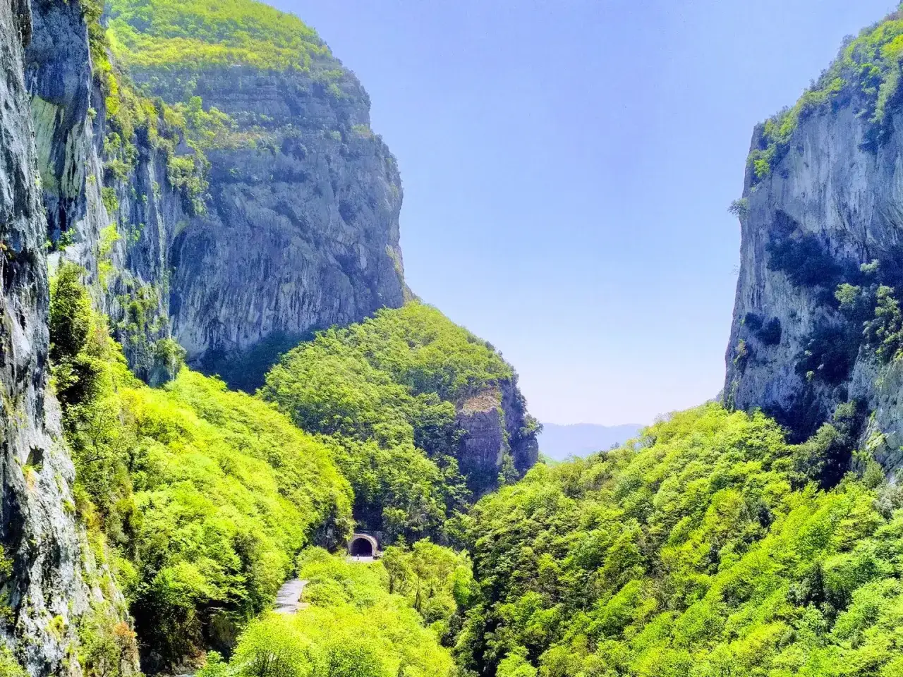 Un tunnel s'ouvre sur la route sinueuse &agrave; travers les Gorges du Loup, un itin&eacute;raire spectaculaire bord&eacute; de falaises abruptes et de v&eacute;g&eacute;tation luxuriante.