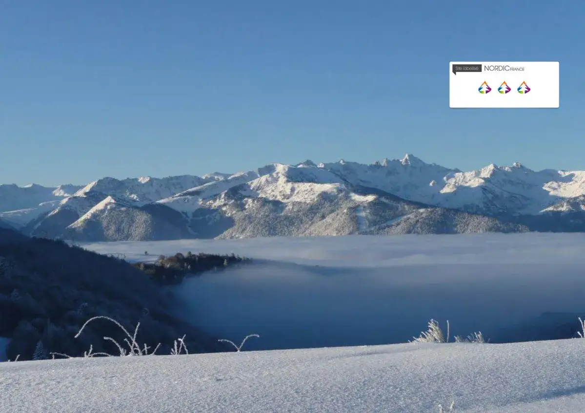 Paysage hivernal au col du Chioula, montagnes enneig&eacute;es au-dessus d'une mer de nuages.