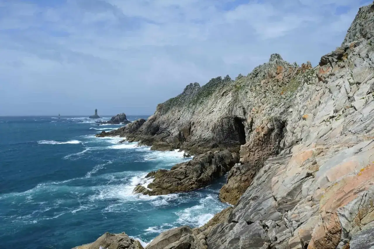 La Pointe du Raz, avec ses falaises rocheuses et ses phares au loin, invite &agrave; une exploration d'une journ&eacute;e. Combien de temps pour visiter la Pointe du Raz ? Pr&eacute;voyez au moins 3 heures.