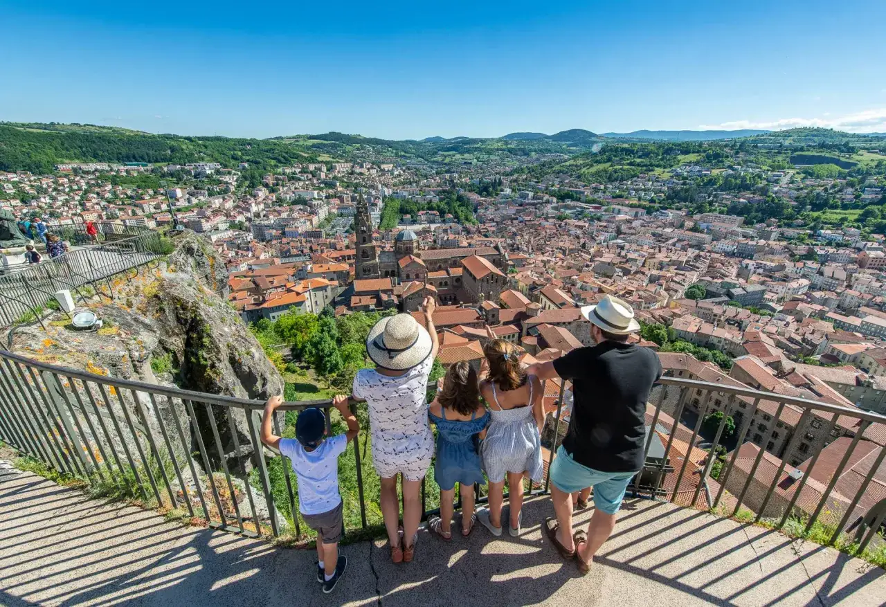 Famille profitant de la vue panoramique sur Le Puy-en-Velay, une belle journ&eacute;e pour visiter la ville &agrave; pied.