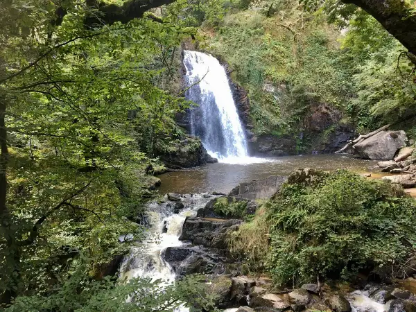 Magnifique cascade de Murel, un trésor naturel sur cet itinéraire verdoyant. L'eau dévale la roche, entourée d'une végétation luxuriante.