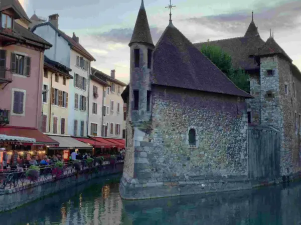 Que faire à Annecy quand il pleut ? Se réfugier dans un café au bord du canal, admirer l'architecture médiévale et les toits de la vieille ville.