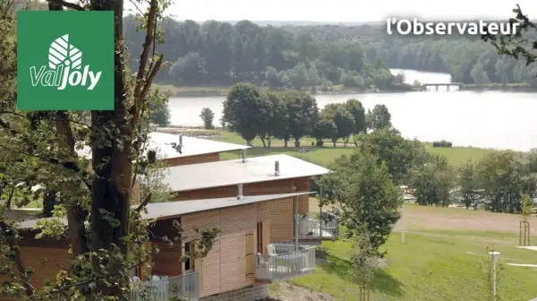 Le Val Joly, un itinéraire de détente au bord du lac, avec des hébergements en bois et une vue sur la nature.