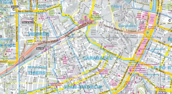 Plan détaillé de Nice et ses environs, montrant les rues, les monuments et les transports. La carte met en évidence la gare de Nice Ville et le quartier du Carabacel.